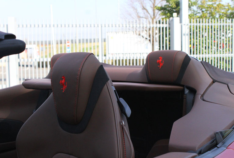 Dettagli-poggiatesta-ferrari-roma-spider