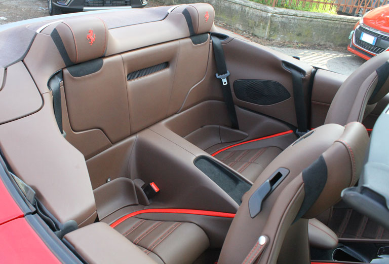 Dettaglio-sedili-posteriori-Ferrari-Roma-Spider-Cabriolet